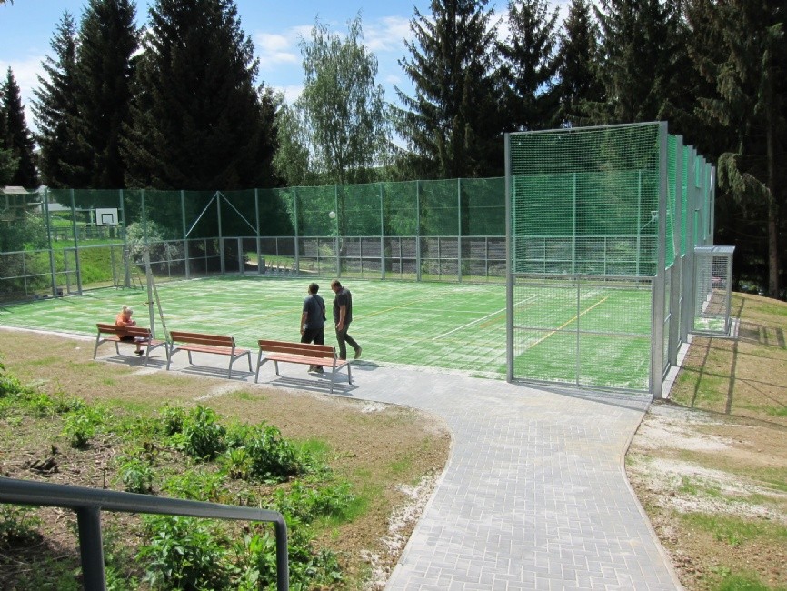 Povrch hřiště je vhodný pro více sportů