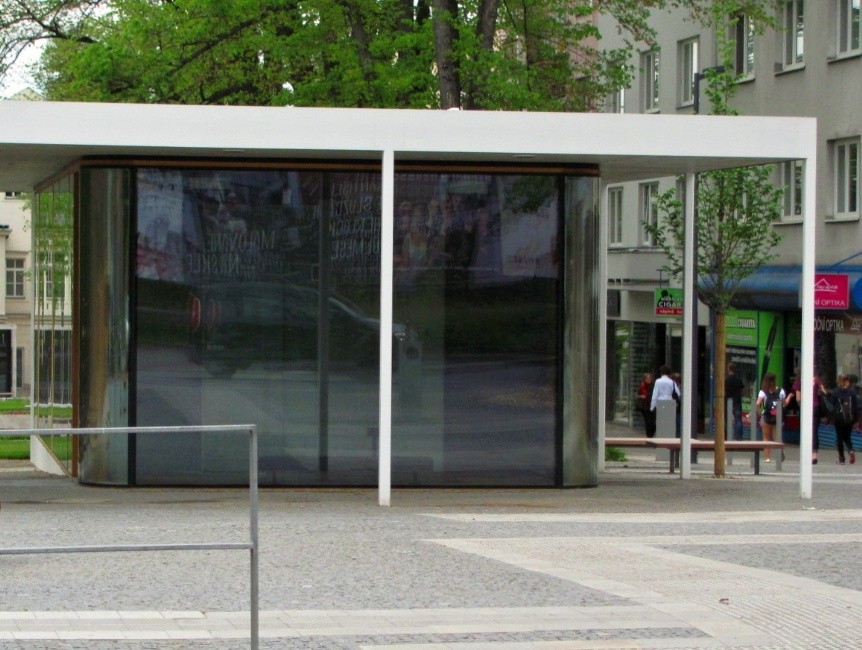 Předprodejna jízdenek je v parku Komenského