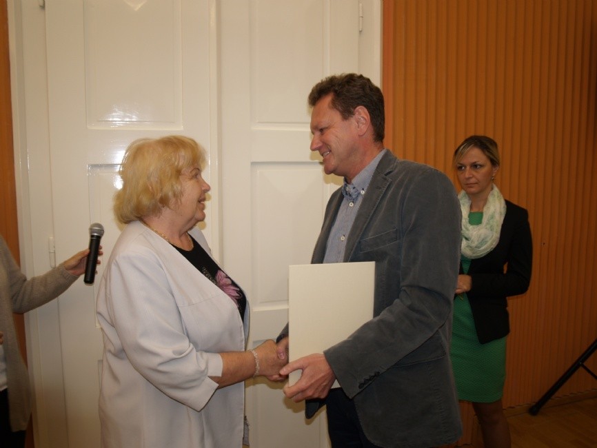 Zdena Wasserbauerová přebírá ocenení od primátora Miroslava Adámka