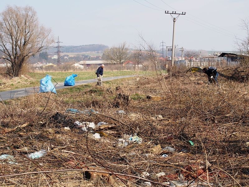 Kolem cyklostezky se válelo sposutu odpadků