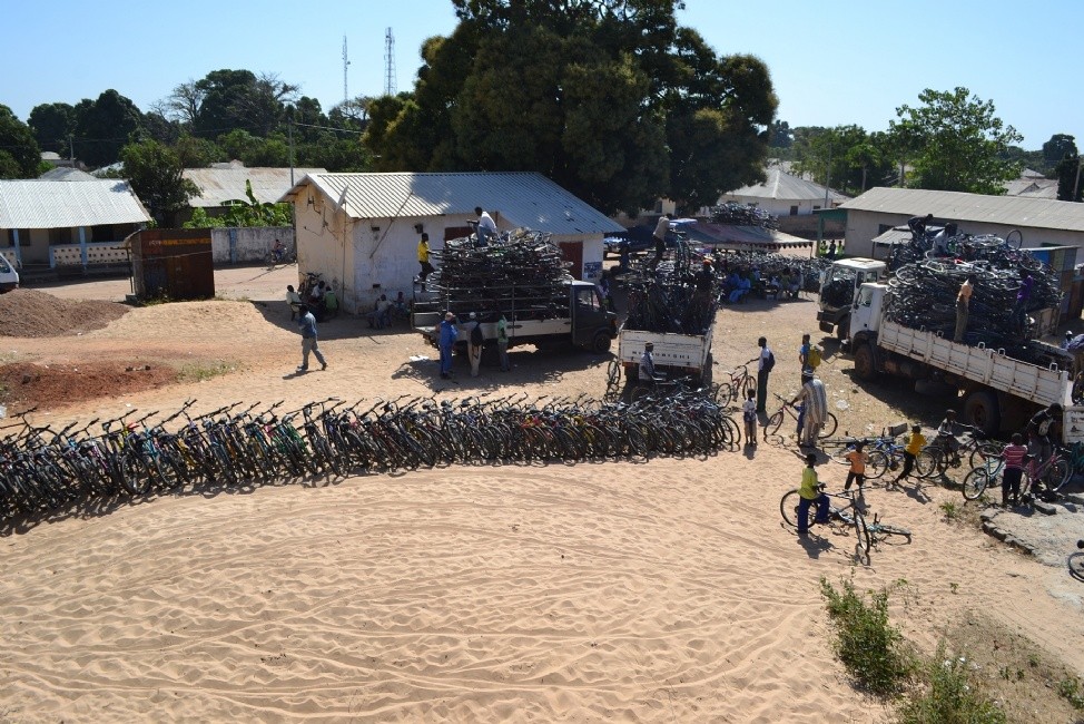 Vykládání českých kol v africké Gambii