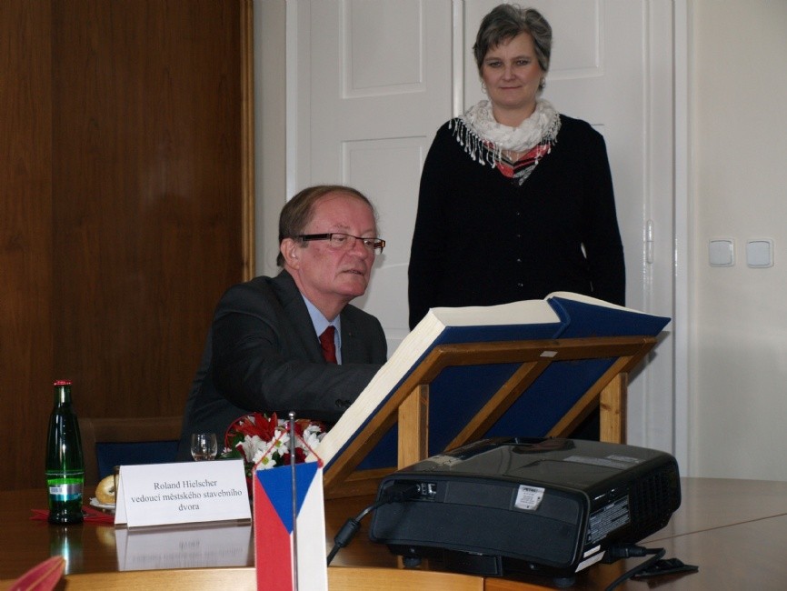 Hans-Christian Rickauer se podepisuje do zlínské kroniky