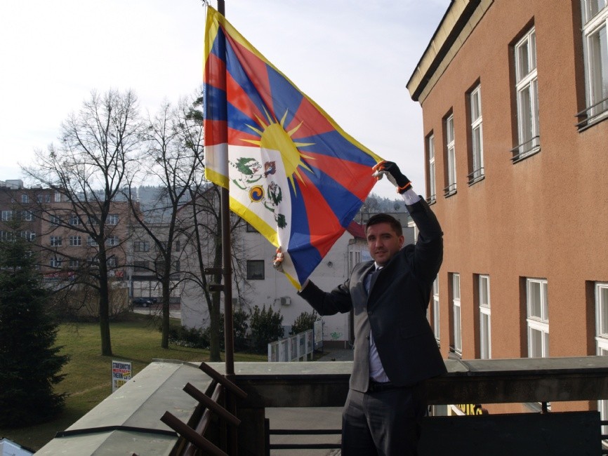 Vlajku Tibetu vyvěsil náměstek primátora Dalibor Stříbný