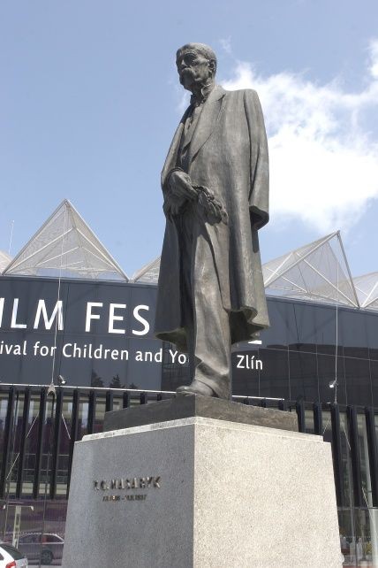 Socha TGM před Kongresovým centrem