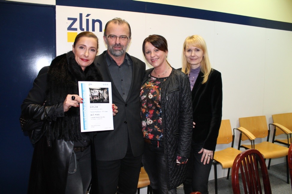 Ředitelka Korunky Luhačovice Veronika Záhorská převzala od Pavlíny Pavlíčkové - majitelky P.P. mode výhru ze soutěže ve výši 3000 Kč. Korunka za peníze poskytne pomoc vybranému nemocnému dítěti. Na snímku jsou také náměstek primátora Bedřich Landsfeld a Vladimíra Pavlovová, vedoucí Odboru životního prostředí a zemědělství MMZ