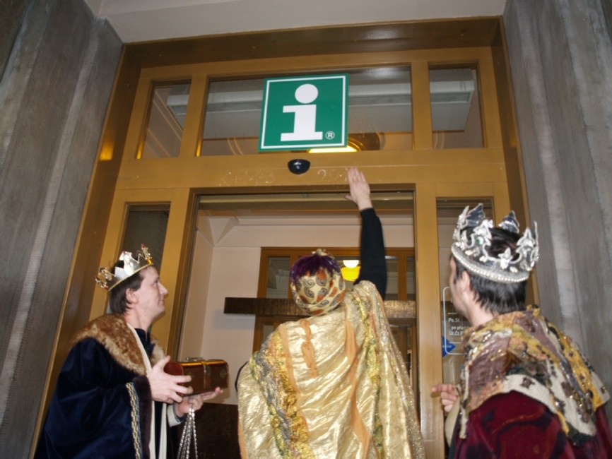 Tři králové píší na dveře radnice nápis K+M+B 2015