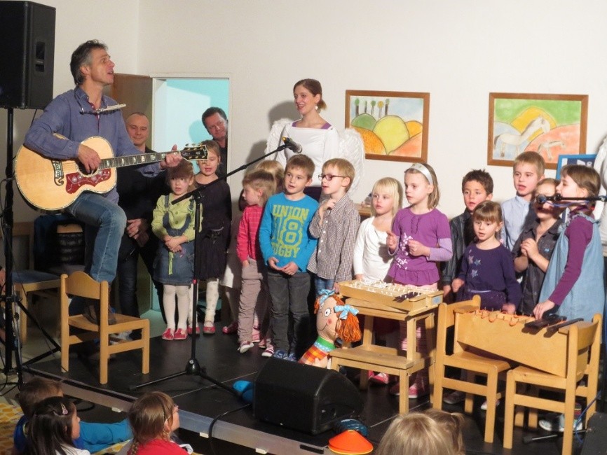 Janek Ledecký zpívá s dětmi na akci Den pro Zuzanku
