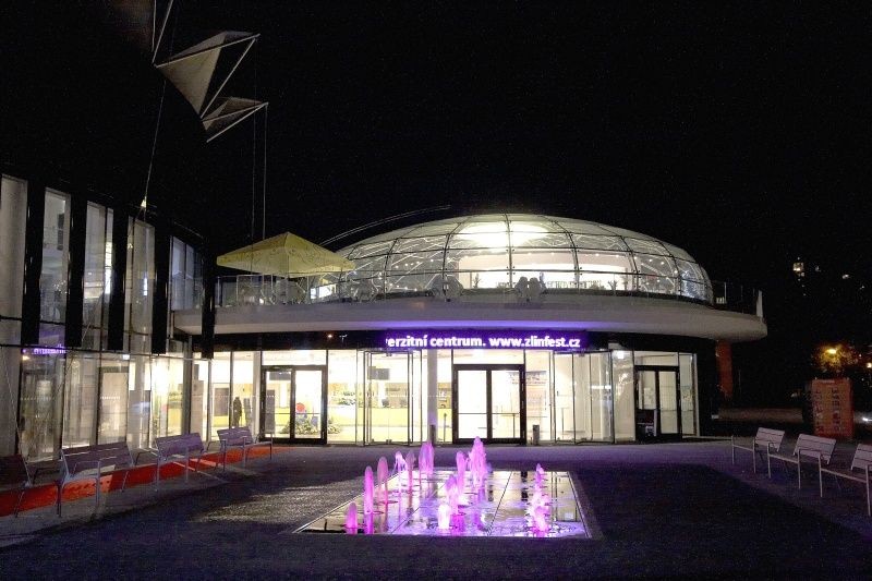 Vstup do Kongresového centra ve Zlíně a restaurace Spirit