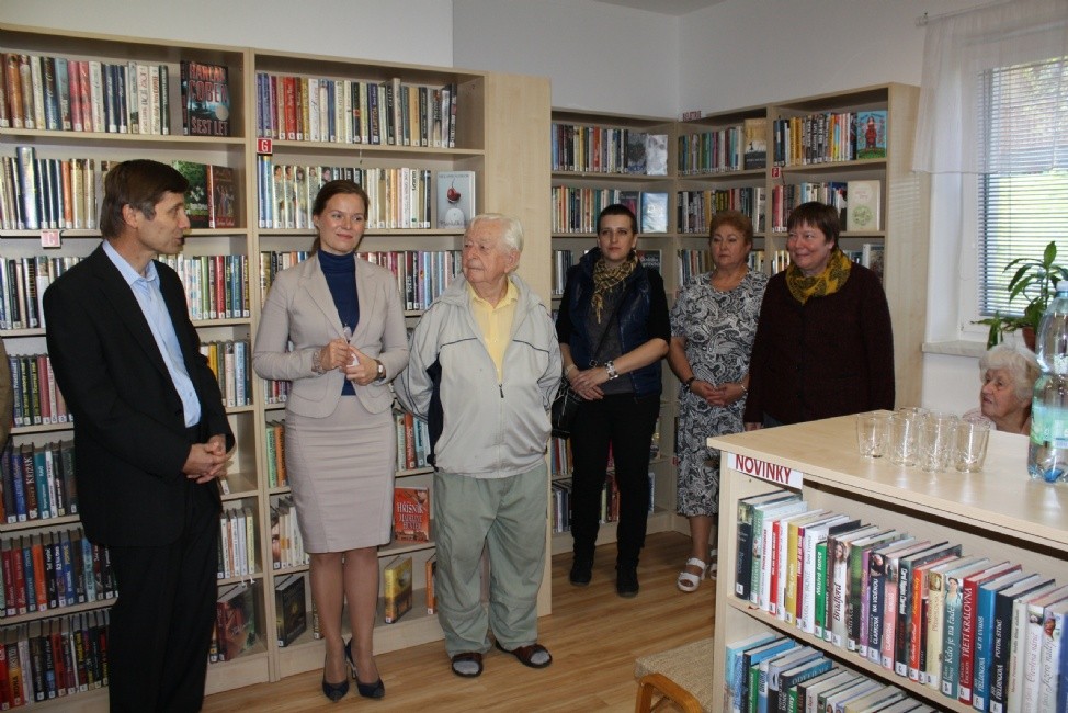 Slavnostního otevření knihovny se zúčastnili jak zástupci města a krajské knihovny, tak čtenáři