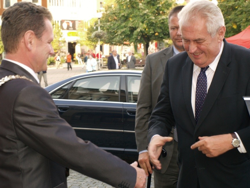 Primátor Miroslav Adámek vítá prezidenta ČR Miloše Zemana