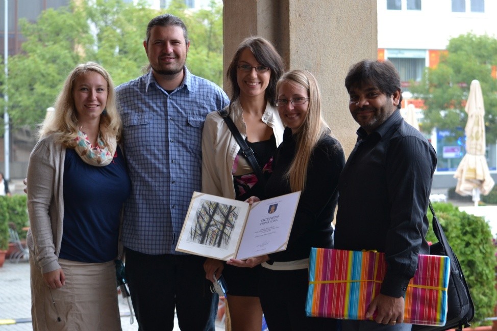 Členové sboru Cantica Laetitia s Cenou primátora