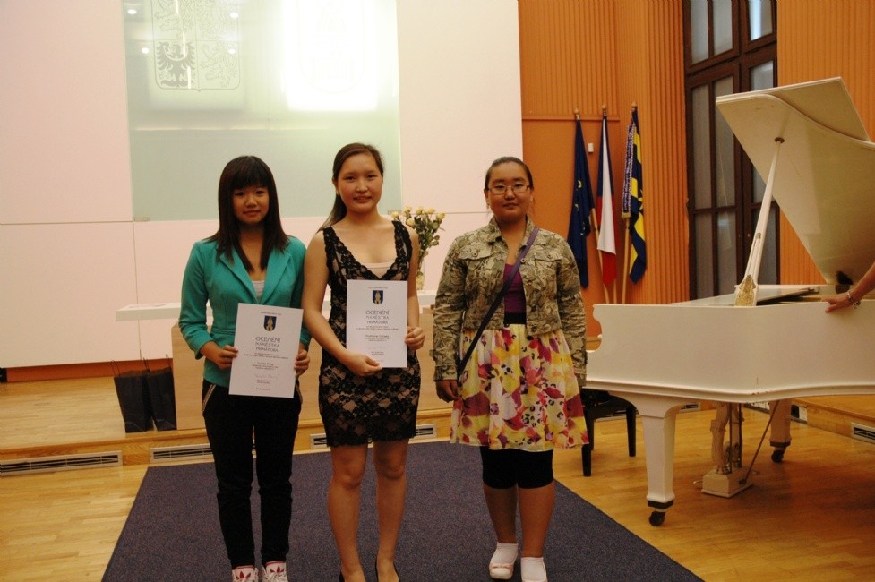 V obřadní síni převzala ocenění tři děvčata - žákyně 6. ročníku mongolské národnosti Nandin Erdene Delgerdalai a ze Základní školy Komenského I na Havlíčkově nábřeží žákyně 7. ročníku, Vietnamka Le Diep Trang. Ze stejné školy je i třetí oceněná dívka, žákyně 9. třídy Munkhsaran Galbaatar, která se s rodiči přistěhovala z hlavního města Mongolska Ulaanbaataru.