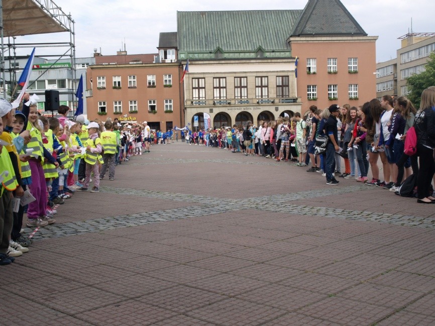 Do pouštění papírových holubic zbývají jen minuty