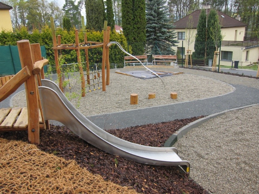 Hřiště nabízí spoustu herních prvků. Od dnešního dne