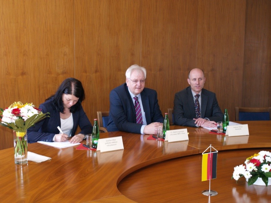 Německý velvyslanec  Detlef Lingermann (uprostřed)