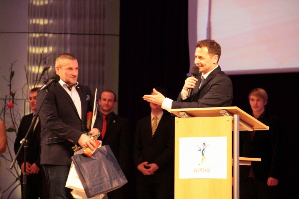 Martin Hamrlík (vlevo) a moderátor Vojtěch Bernatský.jpg