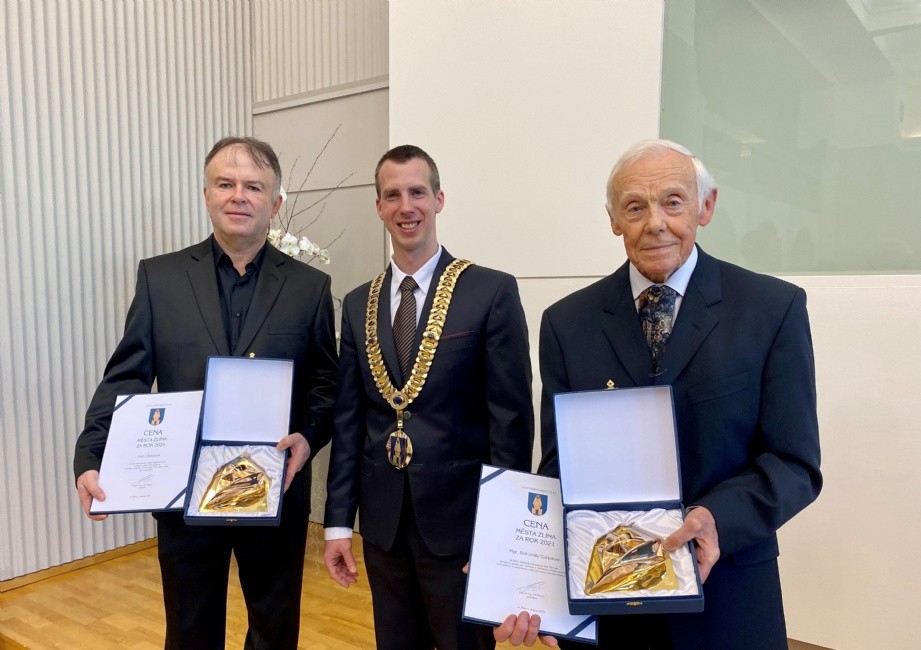 Nositelé Ceny města Zlína za rok 2021 Bohumil Galásek (vpravo) a Petr Chmela (vlevo) s primátorem města Zlína Jiřím Korcem