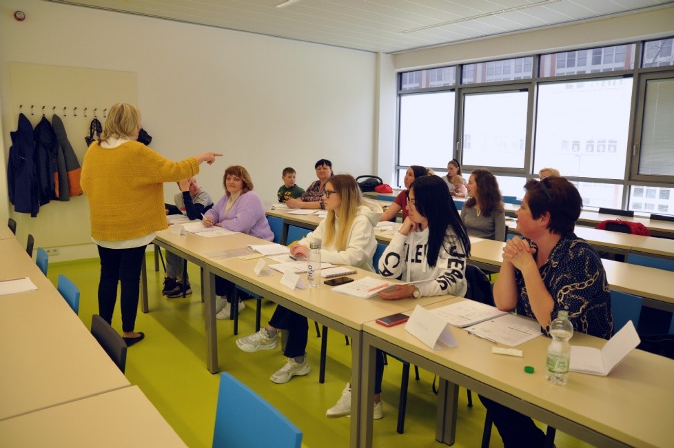 Lidé prchající před válkou na Ukrajině se učí česky