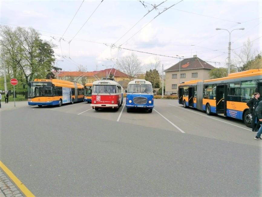 Jízdy historickými vozy MHD si lidé ve Zlíně užívali