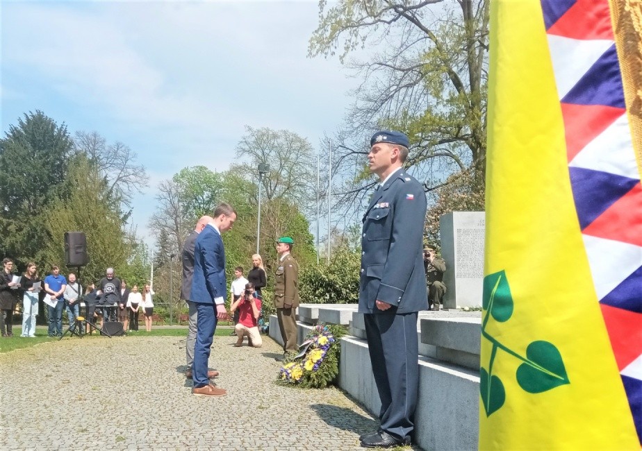 Pietního aktu k 77. výročí osvobození se účastnili i představitelé města