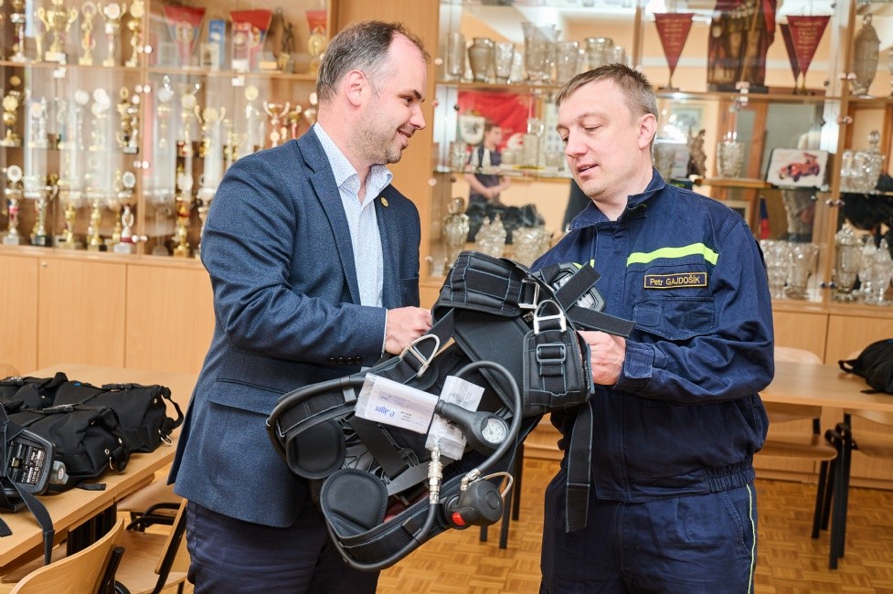 Vojtěch Volf předal hasičům techniku