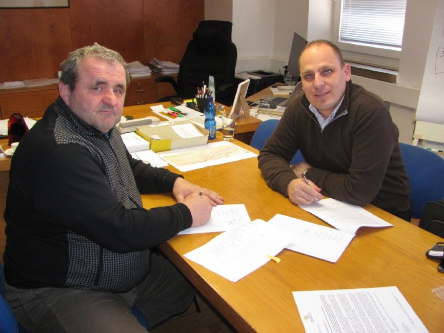 Vlevo ředitel DSZO Josef Kocháň, vpravo obchodní ředitel SOR Libchavy Filip Murgaš. Foto: V. Cekota, DSZO.