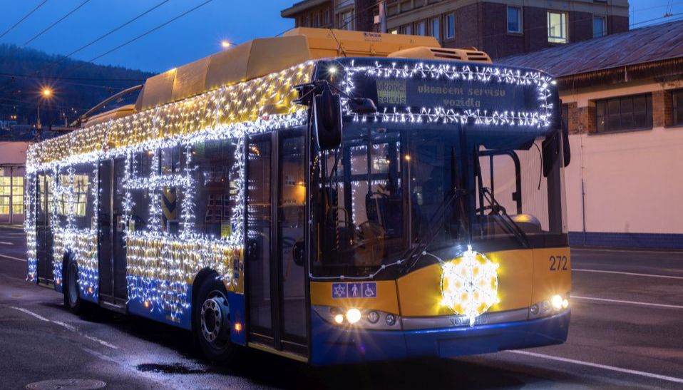 Do ulic Zlína a Otrokovic vyjel vánočně nazdobený trolejbus, září na něm 8500 žárovek