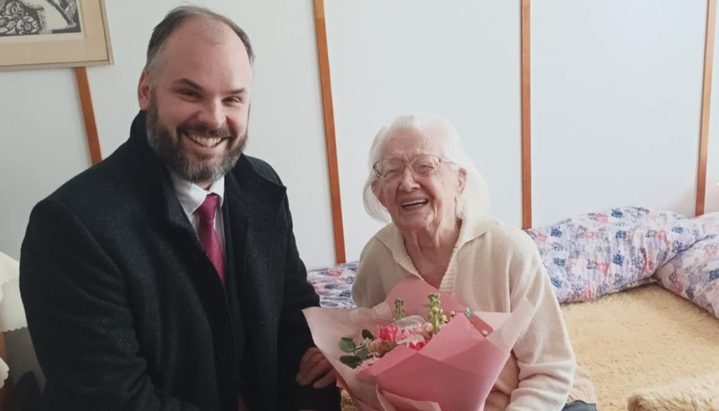 Náměstek primátora města Zlína Vojtěch Volf přijel poblahopřát 103leté jubilantce Drahomíře Stehlíkové