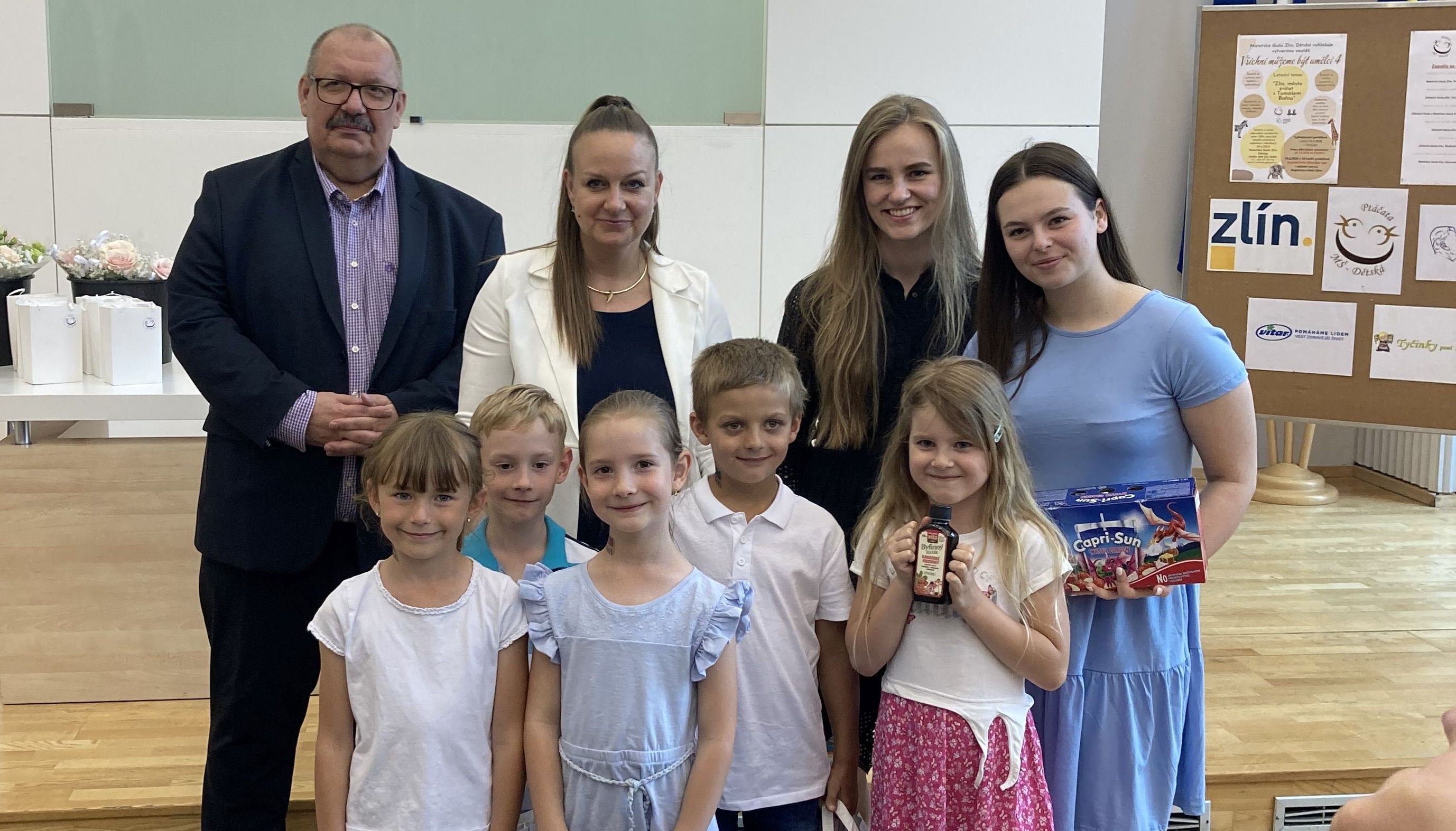 Slavnostní vyhlášení vítězů soutěže se konalo v obřadní síni na radnici za účasti náměstkyně primátora Martiny Hladíkové a vedoucího odboru školství Milany Smoly