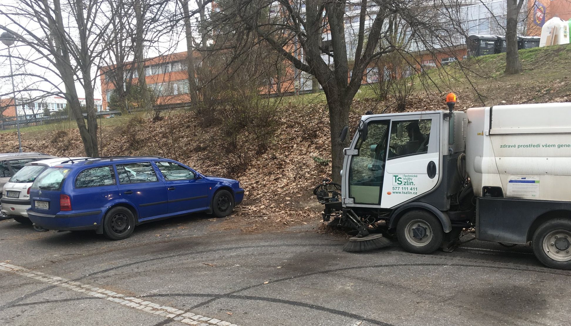 Blokové čištění ulic se vrací. Pomůže čistšímu Zlínu, stačí přeparkovat