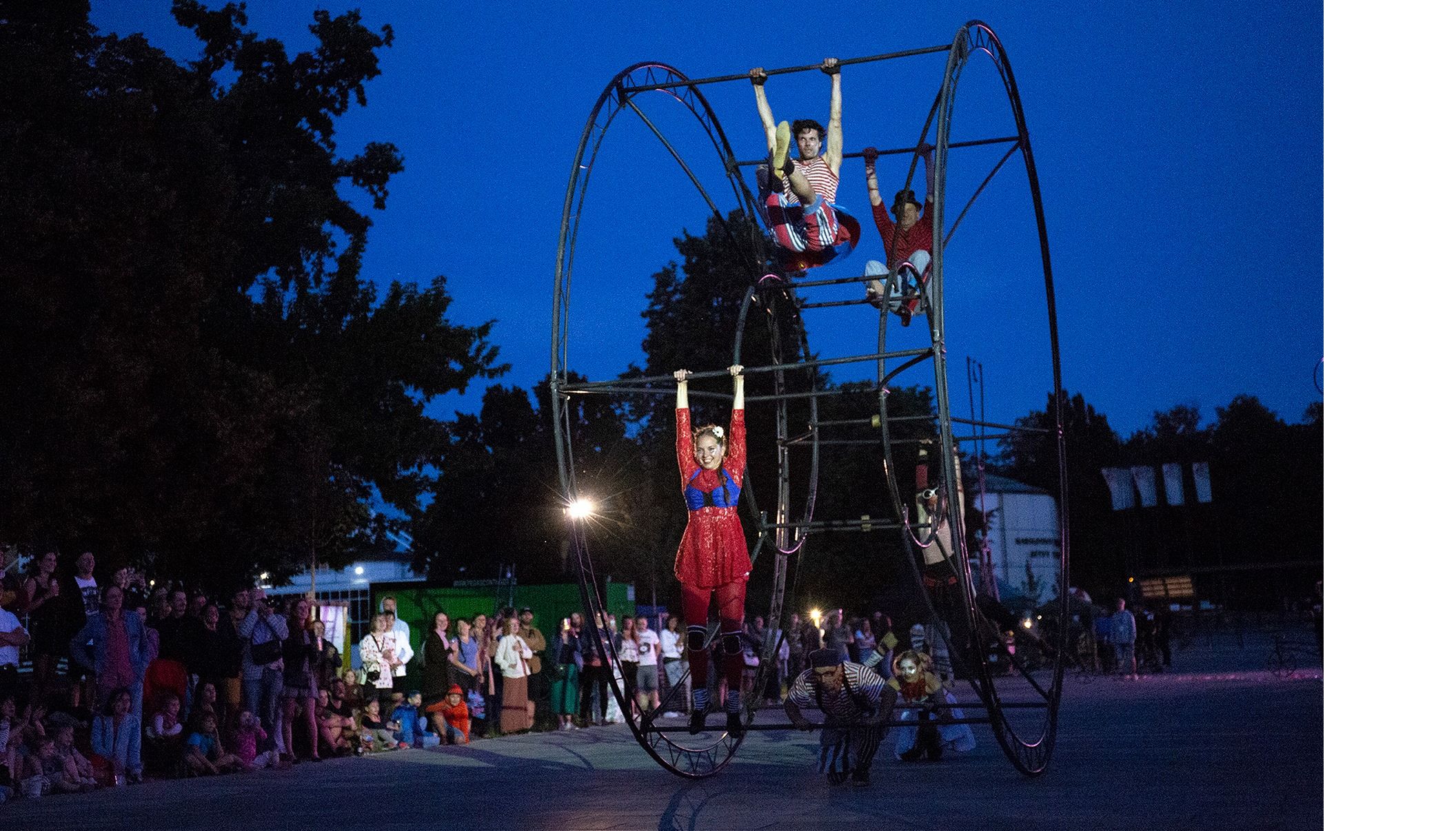 C’est La... Wheel! Náměstí ovládne pouliční divadlo s obřím kolem